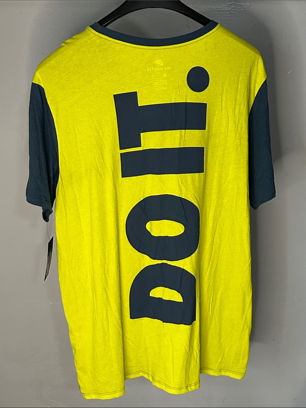 Nike Large Graphic 'Just Do It' Tee in Charcoal with Neon Yellow - Picture 2 of 3